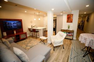 华盛顿Amma's Place的带沙发和桌子的客厅以及厨房。