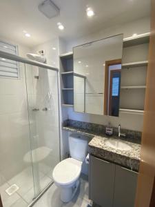 隆德里纳Apartamento com Sacada na Gleba, Novo e equipado的浴室配有卫生间、淋浴和盥洗盆。