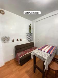 库斯科Casa Katya Cusco的小房间设有一张床和一张桌子