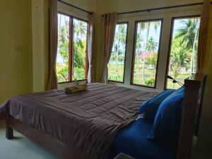 苏梅岛Links Sunset Beach House的一间卧室设有一张大床和大窗户