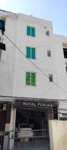 新德里Royal Punjab in的白色的建筑,上面有皇家古怪的标志