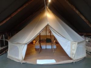 Ella Retreat Glamping Tent on Hill for Nature Lovers客房内的一张或多张床位