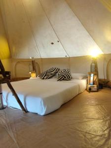 埃拉Ella Retreat Glamping Tent on Hill for Nature Lovers的帐篷内一间卧室,配有一张大床