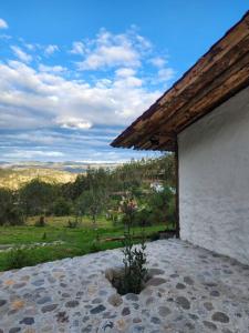 昆卡Hermosa y Nueva Cabaña de campo - La Candelaria Farm House的享有田野景致的白色建筑