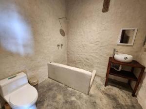 昆卡Hermosa y Nueva Cabaña de campo - La Candelaria Farm House的浴室配有白色卫生间和盥洗盆。