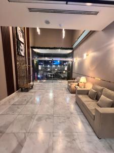达曼Amwaj Alshatie Furnished Units的客厅配有沙发和桌子