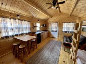 斯普林代尔Zion Canyon Cabins的小屋内的厨房配有桌椅