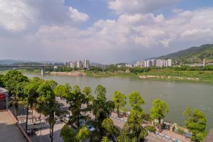 重庆无隅酒店(重庆缙云山西南大学店)的享有河流树木和建筑的景色