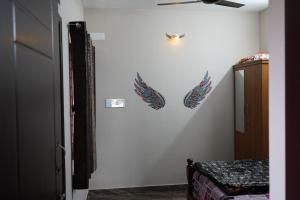 奇克马格尔Shobha Comforts的卧室的墙壁上设有两翼