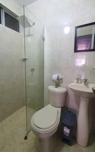里奥阿查Kiosco Azul - Apartamento amoblado cerca al mar的浴室配有卫生间、盥洗盆和淋浴。