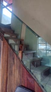 Teul de González OrtegaCabañas Don Jos的一间设有玻璃墙和桌子的房间
