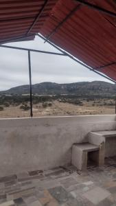 Teul de González OrtegaCabañas Don Jos的窗户设有长凳,享有沙漠美景