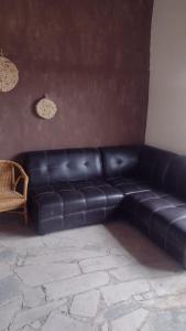 Teul de González OrtegaCabañas Don Jos的客厅里一张黑色真皮沙发