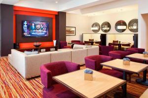 普韦布洛普韦布洛万豪万怡酒店的餐厅设有紫色椅子和平面电视。