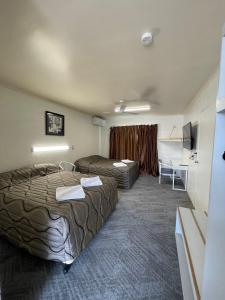 查特斯堡帕克汽车旅馆的酒店客房配有两张床和一张书桌