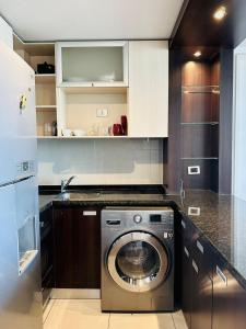 圣地亚哥Arauco Premium Suite的厨房配有洗衣机