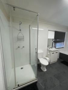 查特斯堡帕克汽车旅馆的带淋浴和卫生间的浴室