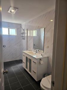 珀斯中央卡拉万假日公园的白色的浴室设有水槽和卫生间。
