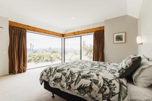 TarrasChinamans Ridge on Chinamans Terrace - Bendigo, Tarras - Central Otago的一间卧室设有一张床和一个大窗户