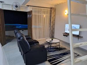 迪亚尼海滩Cave Diani Holiday Apartments的带沙发和双层床的客厅