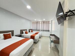 皮乌拉HOTEL MAGIC的酒店客房设有两张床和一台平面电视。