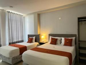 皮乌拉HOTEL MAGIC的酒店客房设有两张床和窗户。