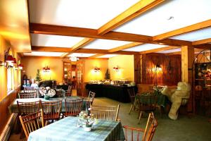 斯托北极光旅舍的一间在房间内配有桌椅的餐厅