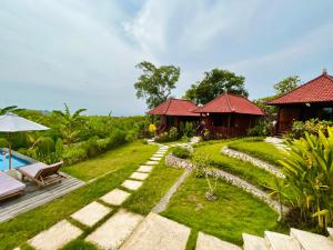蓝梦岛Sunset Hill Lembongan的一个带游泳池的花园和一个度假村
