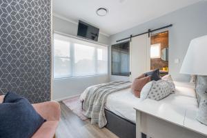 悉尼Bright and Beautiful in Burwood的一间卧室设有一张床和一个窗口