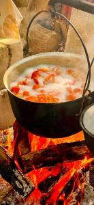 马赫穆迪亚卡萨提奥酒店的火上堆着的一锅汤