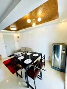 武端市Modern House in Butuan City with 2bedrooms in Camella的一间带桌子和电视的用餐室