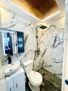 武端市Modern House in Butuan City with 2bedrooms in Camella的浴室配有白色卫生间和盥洗盆。
