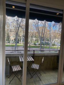 马德里Lujoso apto Paseo Del Prado的公园景阳台的两把椅子