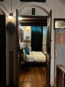 曼谷布鲁斯103号酒店的一间卧室设有一张床和一个开放式门