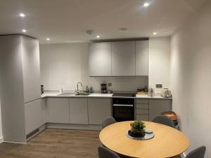 Luxury 2 Bedroom Apartment in the heart of Manchester的厨房或小厨房