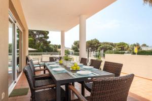 卡拉恩·布拉內斯Villa Victoria Paradise的庭院里的餐桌和椅子