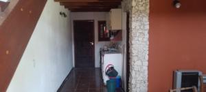马德普拉塔Casa en el faro sona sur asta 5 plazas的带冰箱的小厨房和走廊