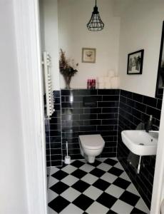卡尔帕奇ACH TO TU KARPACZ的黑白浴室设有卫生间和水槽