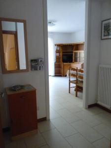 滕诺Appartamento Mora的走廊设有厨房和客厅