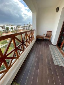 沙姆沙伊赫Sheikh coast的阳台设有长凳,享有海景。