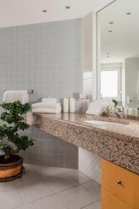 利维松多里5Miglia Hotel & Spa的一间带两个盥洗盆和大镜子的浴室