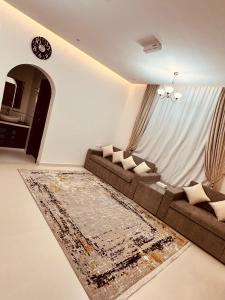 尼兹瓦السمو ALSMOU للشقق الفندقية的带沙发和地毯的客厅