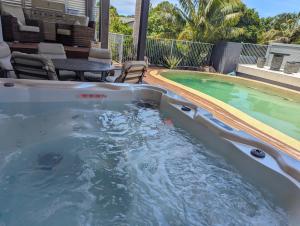麦夸里港Luxury oasis resort Pet friendly apartment with private pool and spa的游泳池前的热水浴池