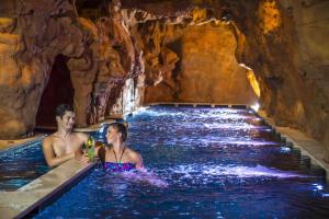 上塔尔卡尼班巴拉高级酒店的洞穴中一个男人和一个女人