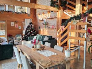 科拉欣Monte Chalet Kolašin的客厅配有木桌和圣诞树