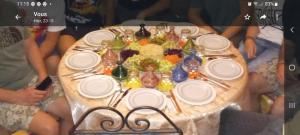 梅克内斯Riad Dar Pa Labzioui的桌子上放有盘子和餐具