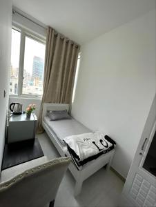阿布扎比Corniche AD - Superb Lovely Room的一间小卧室,配有床和窗户