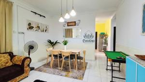 马六甲Casatiga Pool Homestay in Melaka Musliim Only的客厅配有乒乓球桌和沙发