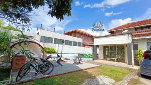 马六甲Casatiga Pool Homestay in Melaka Musliim Only的停在大楼外的几辆自行车