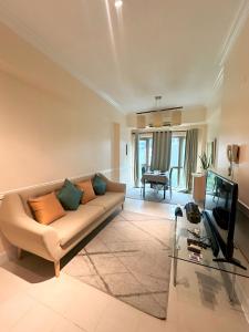 马尼拉Affordable Staycation Airbnb BGC的带沙发和电视的客厅